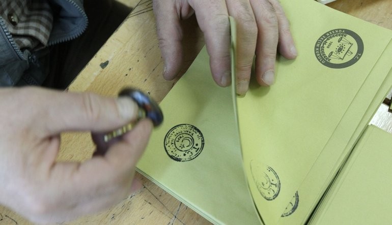Sandık Başkanı zarflara yanlış mühür basınca  2 SAAT OY KULLANILAMADI